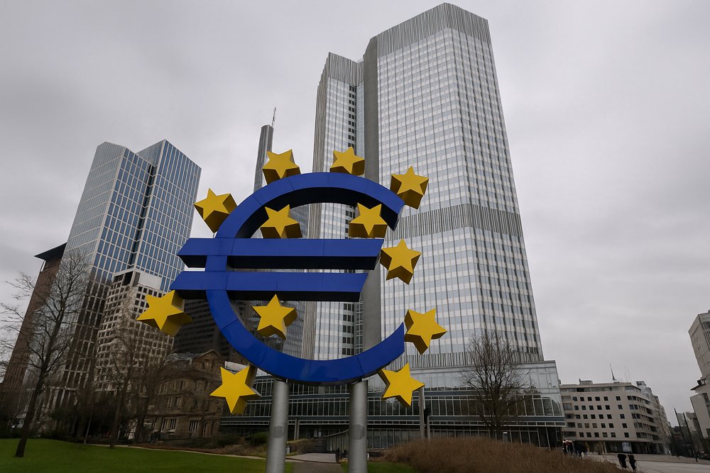Sede del Banco Central Europeo en Frankfurt con escultura del euro, representando decisiones sobre tipos de interés en la Eurozona.