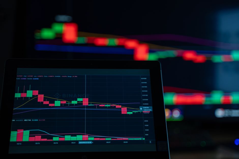 criptomonedas - Criptomonedas en rojo: Bitcoin cede terreno y los inversores miran de cerca a las altcoins