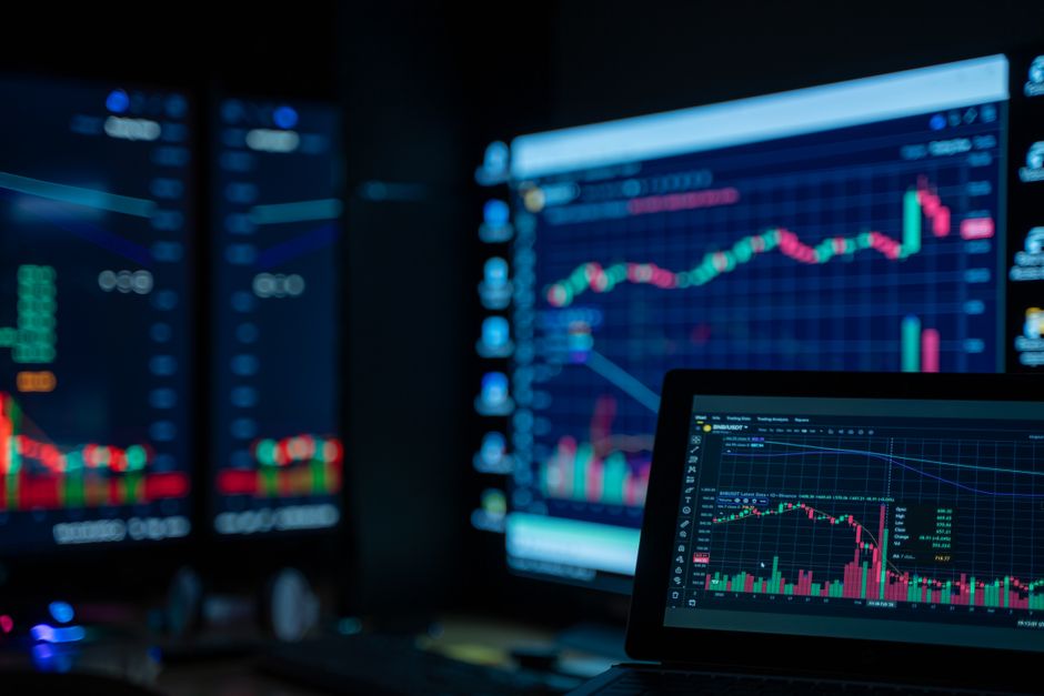 equilibrio financiero - Equilibrio financiero con alerta roja: suben las tasas de interés mientras el dólar se mantiene calmo
