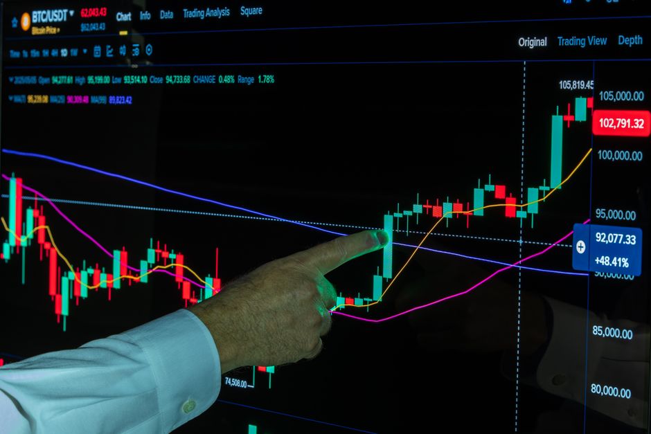 bitcoin supera los 71.000 dólares - El mercado cripto explota: Bitcoin supera los 71.000 dólares tras el fuerte guiño regulatorio de la Casa Blanca