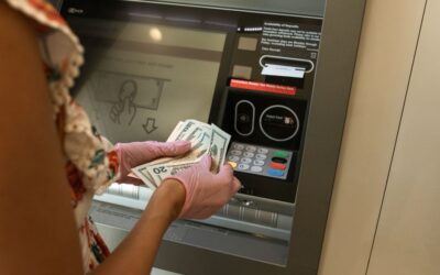 Consejos clave para retirar dólares en el exterior sin perder plata