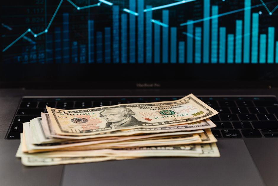 dólar global - El dólar global cae e impulsa a los mercados, pero los activos argentinos siguen en terreno negativo