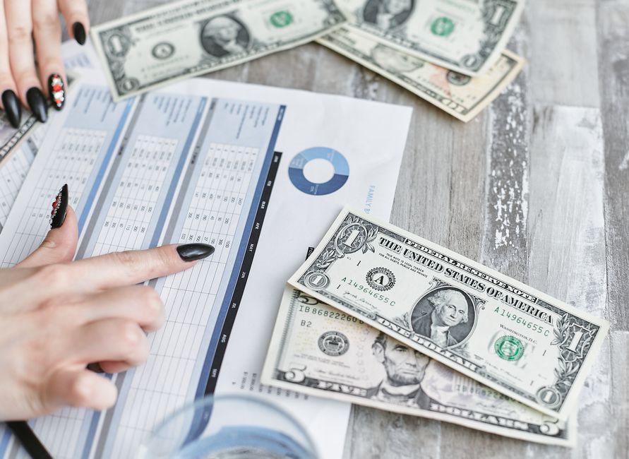 sobran pesos y dólares - Sobregiro financiero: por qué la economía argentina tiene liquidez pero frena sus decisiones
